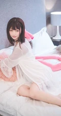 漂亮甜美的居家女友型女生气质风格蕾丝裙玩电脑室内气质写真
