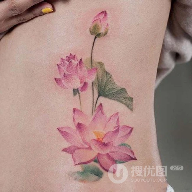 荷花纹身图案，纹在女生身体各部位的荷花纹身图案图片 第2张