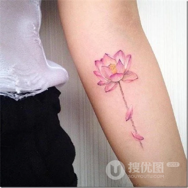 荷花纹身图案，纹在女生身体各部位的荷花纹身图案图片 第3张