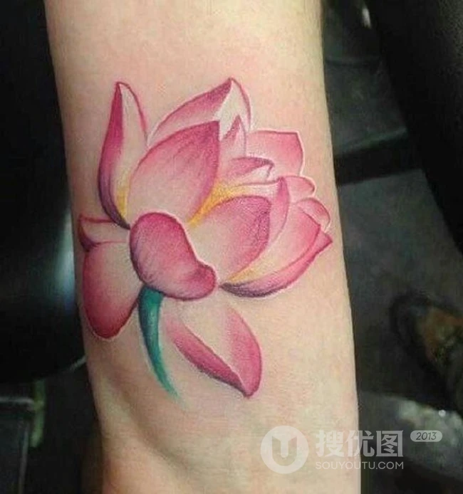 荷花纹身图案，纹在女生身体各部位的荷花纹身图案图片 第8张