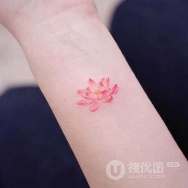 荷花纹身图案，纹在女生身体各部位的荷花纹身图案图片 第7张
