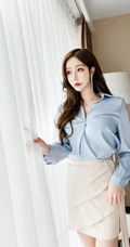 美人尖丽质女生Linda蓝衣短裙袜装线条感高跟工作区妩媚写真图片
