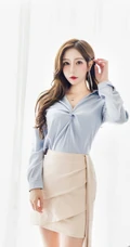美人尖丽质女生Linda蓝衣短裙袜装线条感高跟工作区妩媚写真图片