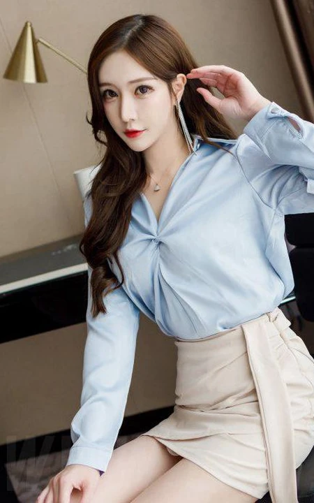 美人尖丽质女生Linda蓝衣短裙袜装线条感高跟工作区妩媚写真图片