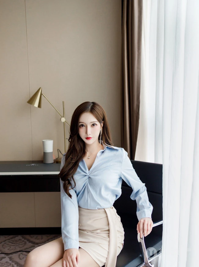 美人尖丽质女生Linda蓝衣短裙袜装线条感高跟工作区妩媚写真图片