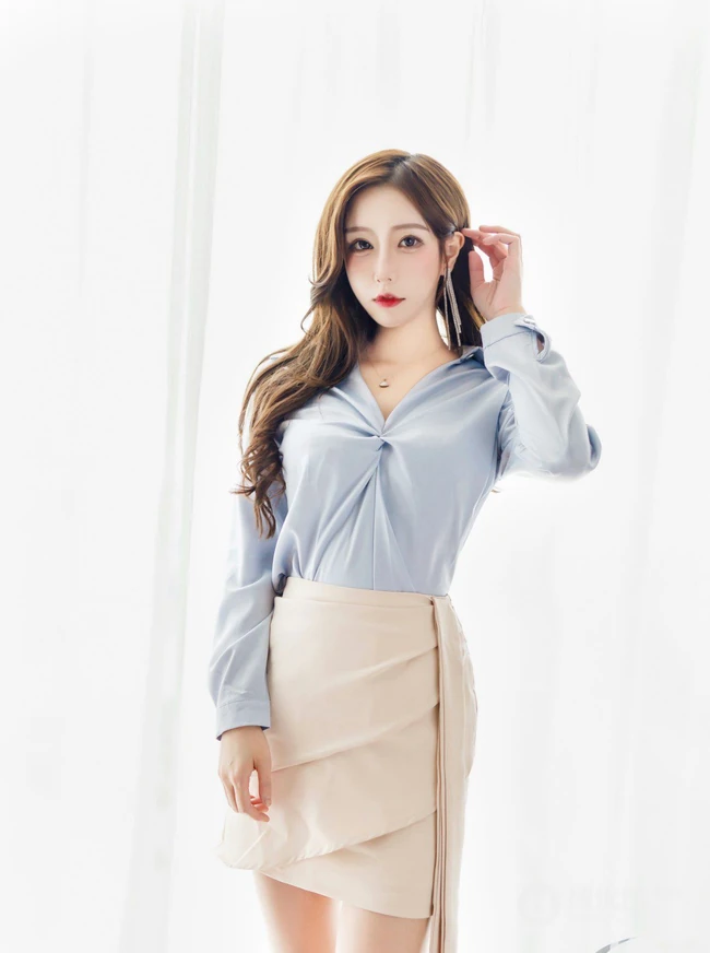 美人尖丽质女生Linda蓝衣短裙袜装线条感高跟工作区妩媚写真图片