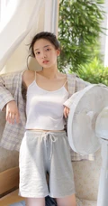 夏日穿着清凉肩带背心短裤的女孩慵懒吹风扇悠闲写真图片
