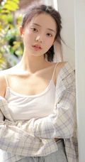 夏日穿着清凉肩带背心短裤的女孩慵懒吹风扇悠闲写真图片