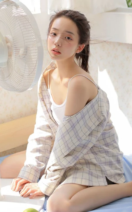 夏日穿着清凉肩带背心短裤的女孩慵懒吹风扇悠闲写真图片