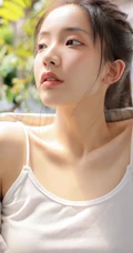 夏日穿着清凉肩带背心短裤的女孩慵懒吹风扇悠闲写真图片