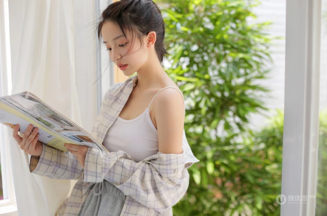 夏日穿着清凉肩带背心短裤的女孩慵懒吹风扇悠闲写真图片