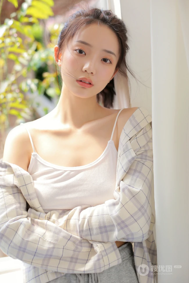 夏日穿着清凉肩带背心短裤的女孩慵懒吹风扇悠闲写真图片