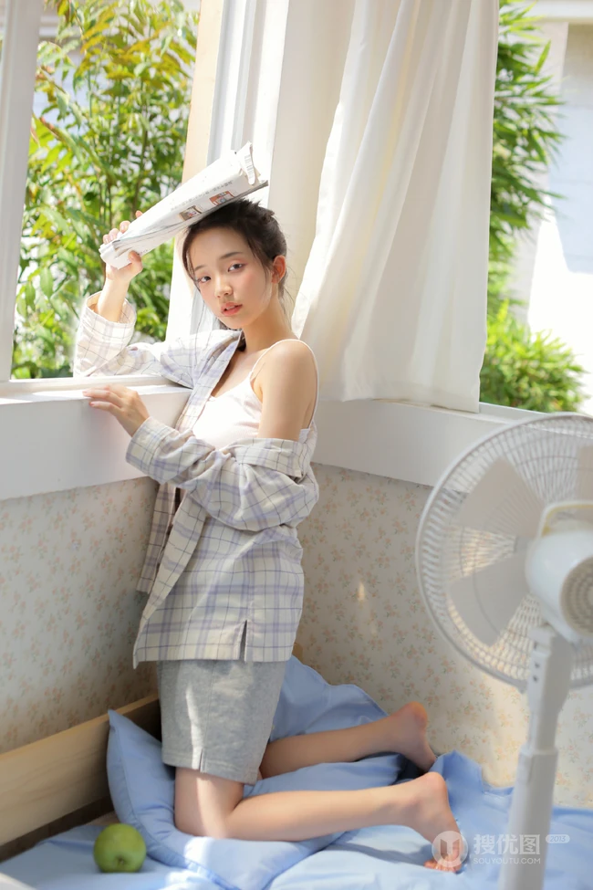 夏日穿着清凉肩带背心短裤的女孩慵懒吹风扇悠闲写真图片