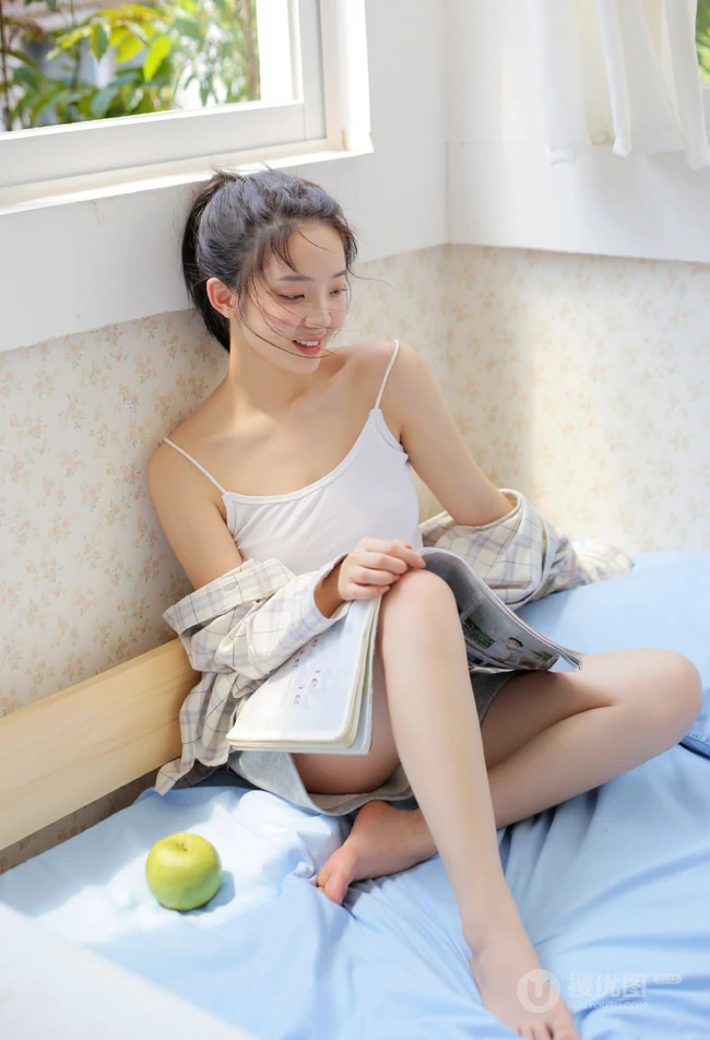 夏日穿着清凉肩带背心短裤的女孩慵懒吹风扇悠闲写真图片