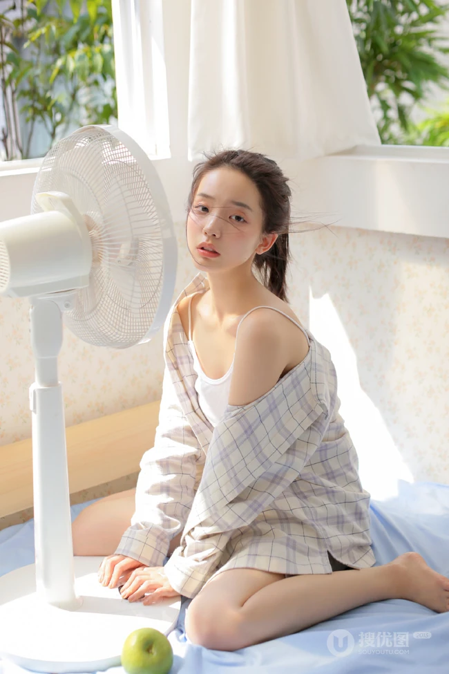 夏日穿着清凉肩带背心短裤的女孩慵懒吹风扇悠闲写真图片