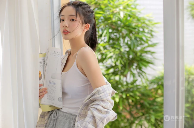 夏日穿着清凉肩带背心短裤的女孩慵懒吹风扇悠闲写真图片