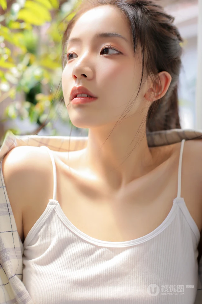 夏日穿着清凉肩带背心短裤的女孩慵懒吹风扇悠闲写真图片