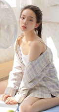 夏日穿着清凉肩带背心短裤的女孩慵懒吹风扇悠闲写真图片