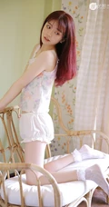 浅粉白皙双眼皮长发女生印花肩带背心短裤清凉室内写真图片