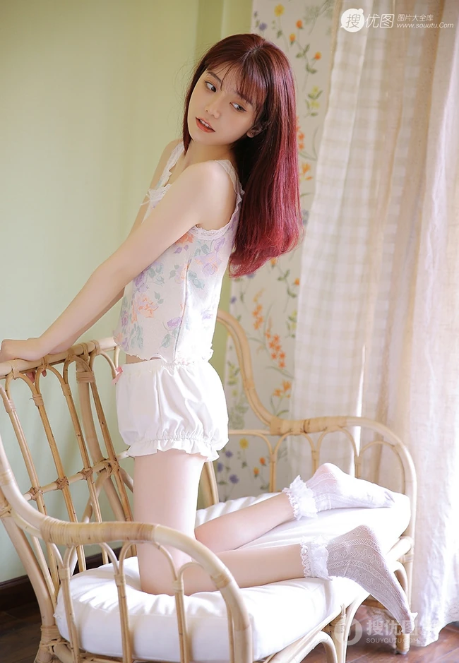 浅粉白皙双眼皮长发女生印花肩带背心短裤清凉室内写真图片
