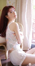 浅粉白皙双眼皮长发女生印花肩带背心短裤清凉室内写真图片