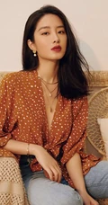 杨采钰简约上阵，波点衫搭配牛仔裤沙发气质写真