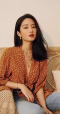 杨采钰简约上阵，波点衫搭配牛仔裤沙发气质写真