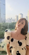 陈乔恩短发发型玩泡泡玩具可爱生活照图片