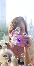 陈乔恩短发发型玩泡泡玩具可爱生活照图片