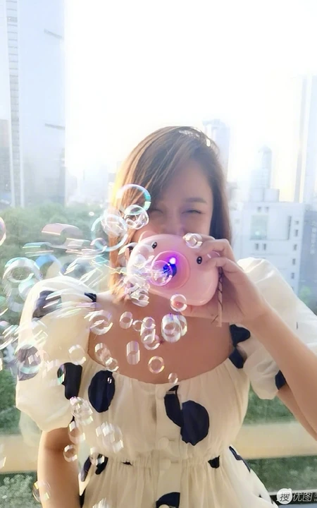 陈乔恩短发发型玩泡泡玩具可爱生活照图片
