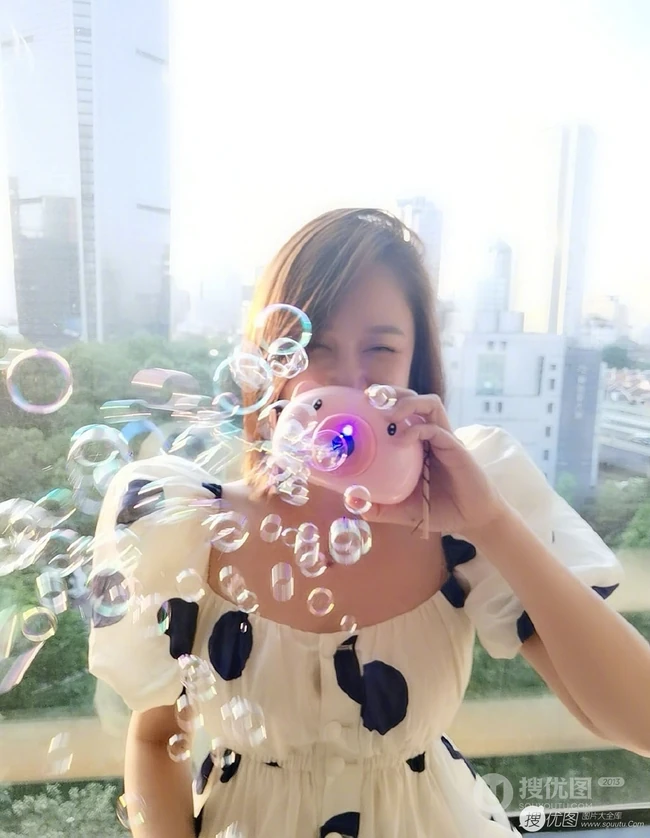 陈乔恩短发发型玩泡泡玩具可爱生活照图片
