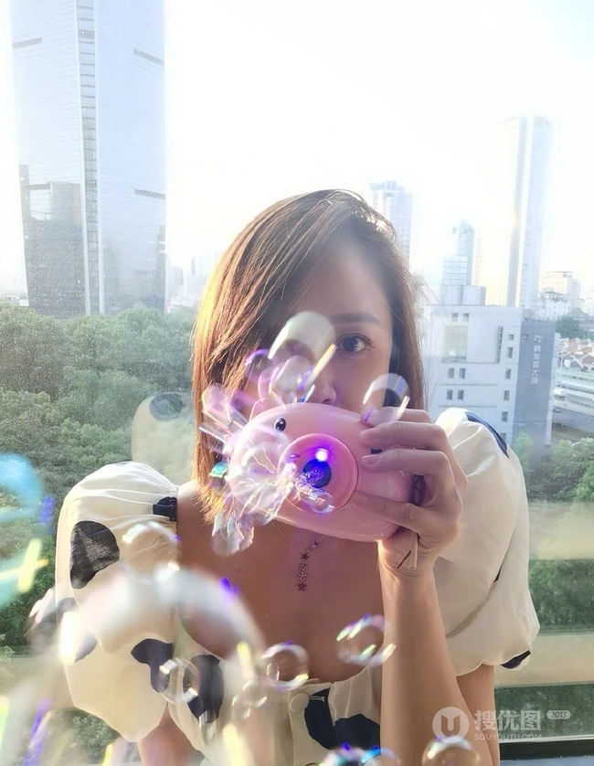 陈乔恩短发发型玩泡泡玩具可爱生活照图片