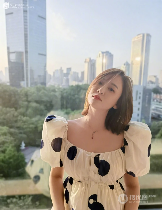 陈乔恩短发发型玩泡泡玩具可爱生活照图片