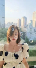 陈乔恩短发发型玩泡泡玩具可爱生活照图片