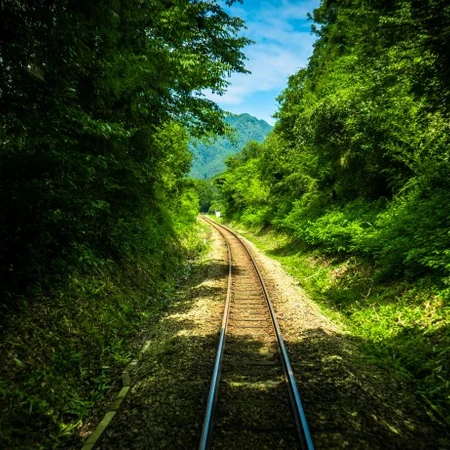 那些建立在深山或无人烟地区的蜿蜒绵长唯美铁路图片