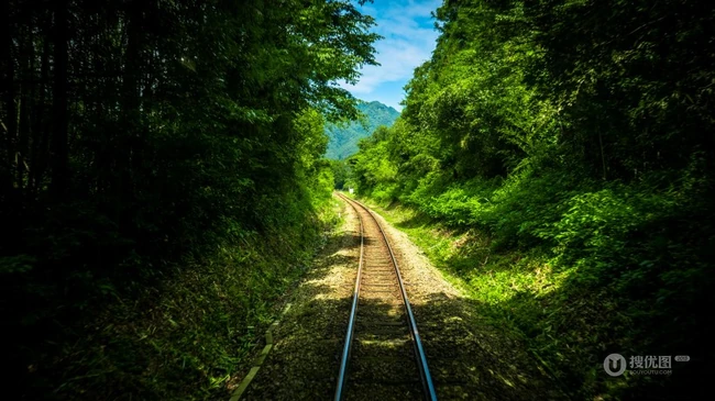 那些建立在深山或无人烟地区的蜿蜒绵长唯美铁路图片
