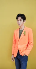 何炅着橙色西装可爱写真图片
