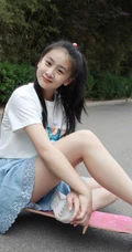 田亮，叶一茜女儿森碟白衣短裙可爱俏皮街拍图片
