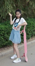 田亮，叶一茜女儿森碟白衣短裙可爱俏皮街拍图片