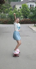 田亮，叶一茜女儿森碟白衣短裙可爱俏皮街拍图片
