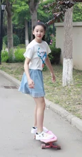 田亮，叶一茜女儿森碟白衣短裙可爱俏皮街拍图片