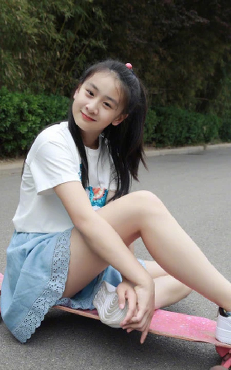 田亮，叶一茜女儿森碟白衣短裙可爱俏皮街拍图片