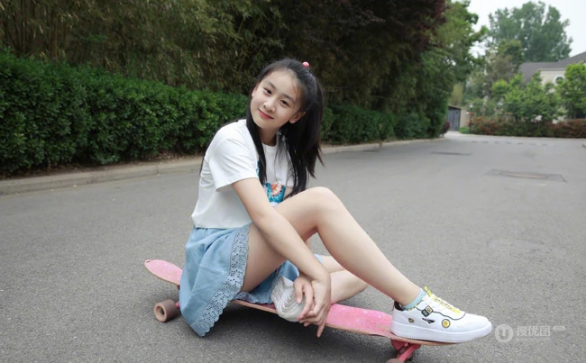 田亮，叶一茜女儿森碟白衣短裙可爱俏皮街拍图片