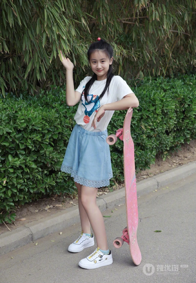 田亮，叶一茜女儿森碟白衣短裙可爱俏皮街拍图片