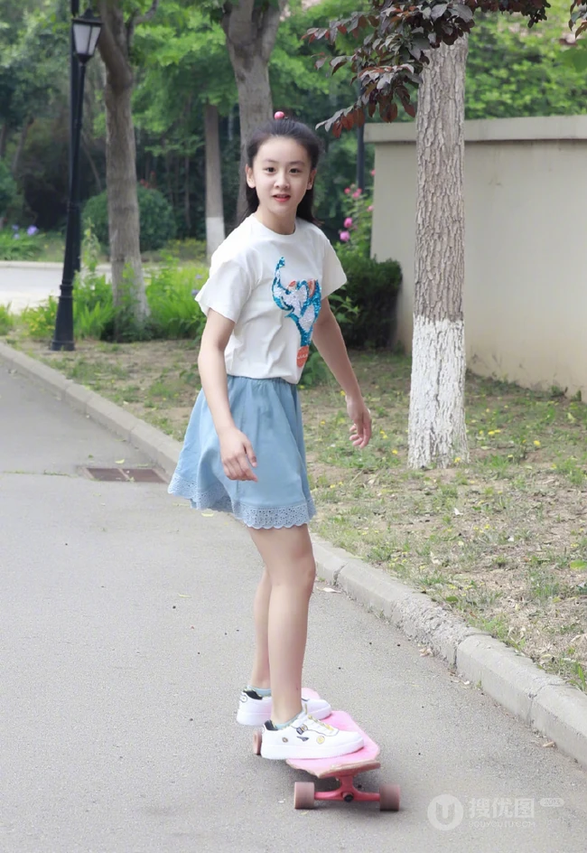 田亮，叶一茜女儿森碟白衣短裙可爱俏皮街拍图片