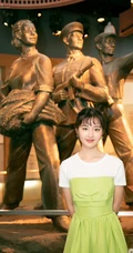 邓恩熙清新短裙云游参观光影写真图片