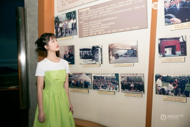 邓恩熙清新短裙云游参观光影写真图片