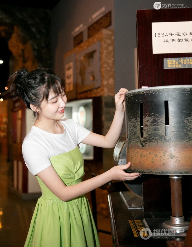 邓恩熙清新短裙云游参观光影写真图片