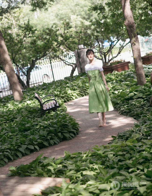 邓恩熙清新短裙云游参观光影写真图片