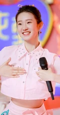 张艺凡首次公演献唱《Honey》清秀动人舞台照图片